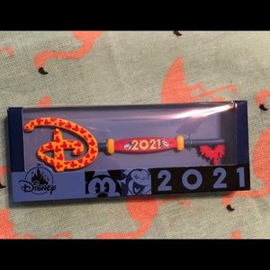 2021 collectible Disney key New in Box
